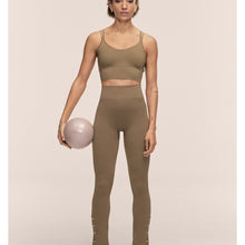 Top damski CASALL Shiny Seamless Rib Top kolor zielony
Top damski CASALL Shiny Seamless Rib Top kolor zielony