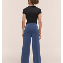 Spodnie damskie CASALL Peachy Straight Leg Jogger kolor granatowy
Spodnie damskie CASALL Peachy Straight Leg Jogger kolor granatowy