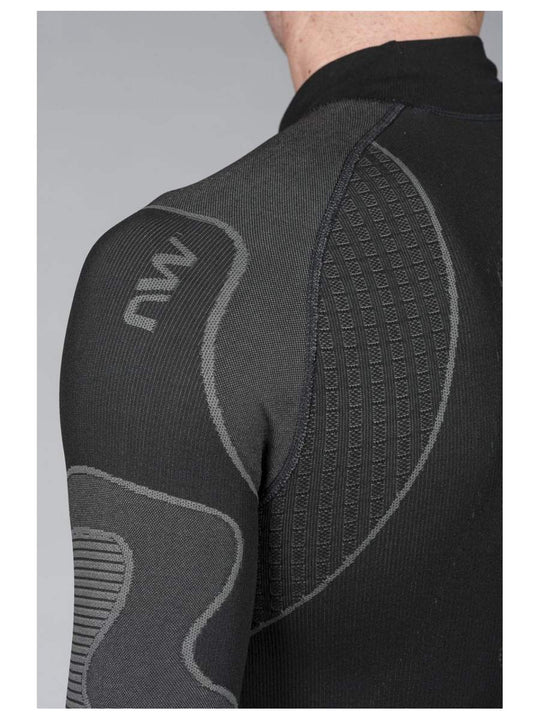 Koszulka termoaktywna NORTHWAVE High Neck Revolution Baselayer LS – Black
Koszulka termoaktywna NORTHWAVE High Neck Revolution Baselayer LS – Black