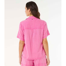 Koszulka damska RIP CURL Hotel Malibu Embroid Shirt różowa
Koszulka damska RIP CURL Hotel Malibu Embroid Shirt różowa
