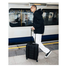 Walizka Db™ Ramverk Pro Front-access Carry-on czarny
Walizka Db™ Ramverk Pro Front-access Carry-on czarny