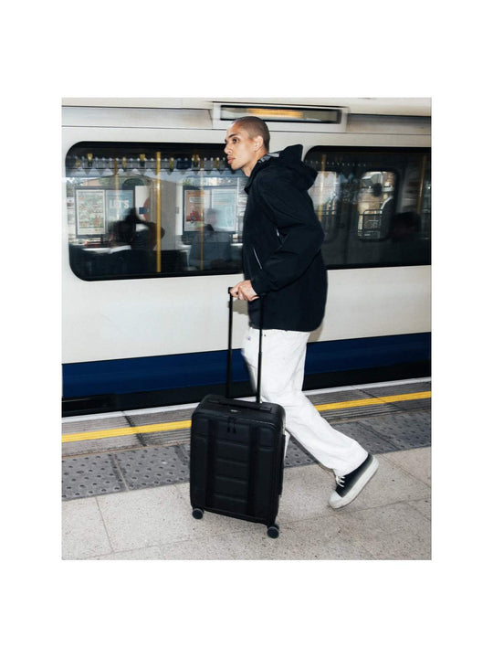 Walizka Db™ Ramverk Pro Front-access Carry-on czarny
Walizka Db™ Ramverk Pro Front-access Carry-on czarny