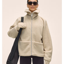 Kurtka damska CASALL Sherpa Short Zip Jacket kolor beżowy
Kurtka damska CASALL Sherpa Short Zip Jacket kolor beżowy
