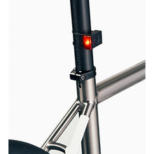 Lampka rowerowa BOOKMAN Block Light Rear 18lm niebieski
Lampka rowerowa BOOKMAN Block Light Rear 18lm niebieski