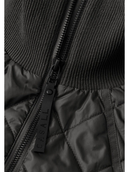 Kurtka damska CASALL Nordic Quilted Jacket kolor czarny
Kurtka damska CASALL Nordic Quilted Jacket kolor czarny