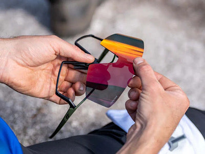 Okulary sportowe – jak wybrać idealne szkła na różne warunki pogodowe?