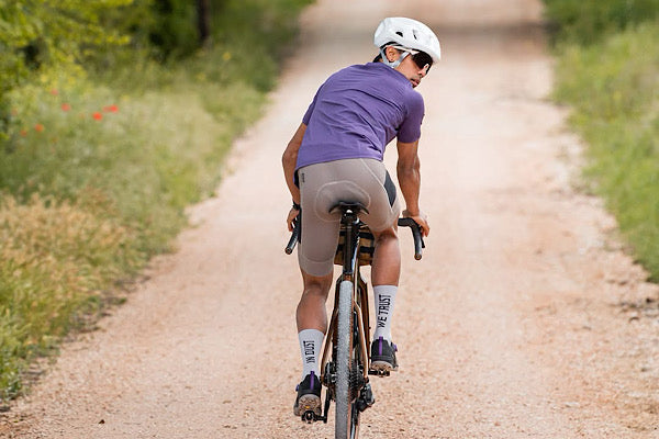 Jak dobrać odzież rowerową do różnych warunków pogodowych?
