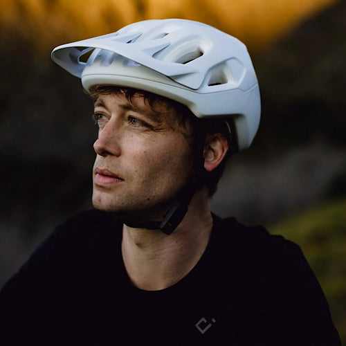 Dlaczego warto jeździć w kasku? Fakty i mity o bezpieczeństwie rowerowym