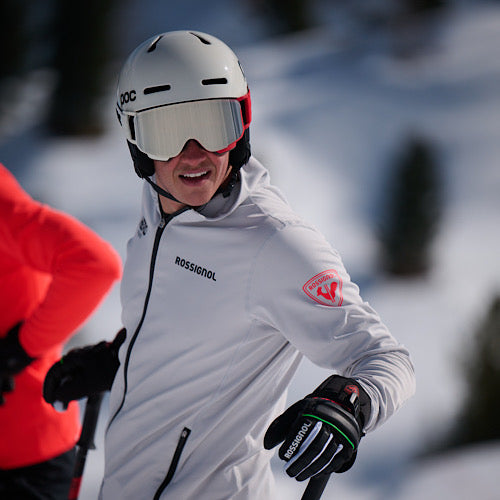 Jak odpowiedni dobór warstw odzieży wpływa na regenerację mięśni po dniu na stoku lub trasie biegowej