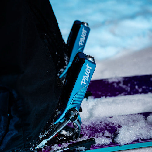 Wiązania, kaski i gogle w RACE – co może zyskać amator korzystając z technologii wyczynowej