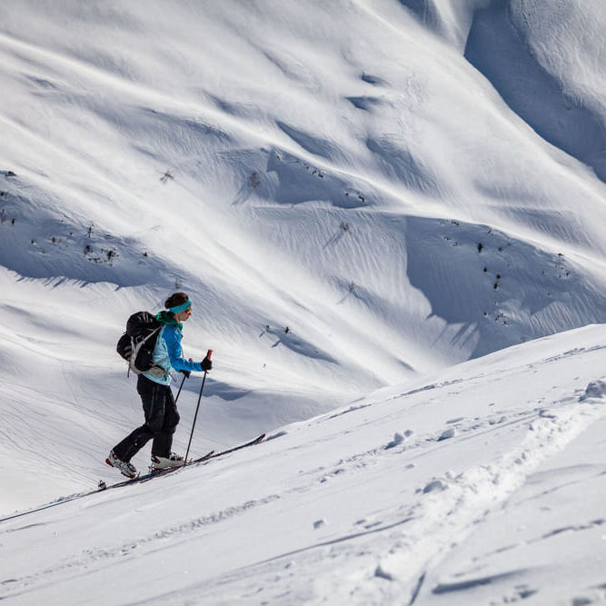 Jak minimalizm w ekwipunku wpływa na efektywność podchodzenia w skituringu