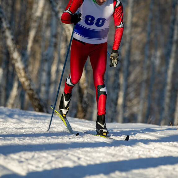 Biegi narciarskie a trening mentalny – jak sprzęt i odpowiednia odzież wspiera wytrzymałość