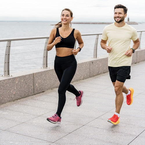 Najlepsze materiały w odzieży sportowej – co wybrać na lato, a co na zimę?