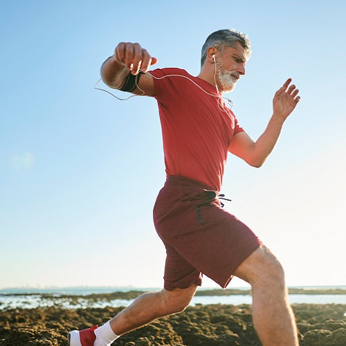 Odzież biegowa z odblaskami – dlaczego warto zadbać o widoczność na drodze?