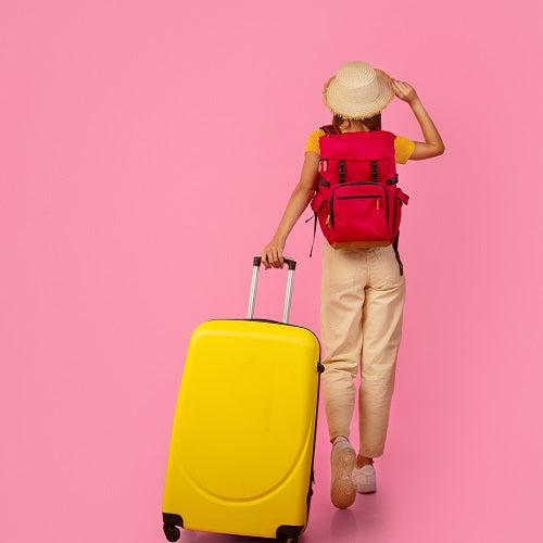 Pakowanie minimalistyczne – jak ograniczyć ilość bagażu na wyjazd sportowy?