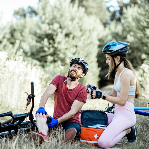 Rowerowa apteczka - co warto mieć przy sobie w razie kontuzji?