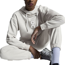 Spodnie dresowe damskie On Club Pants srebrny
