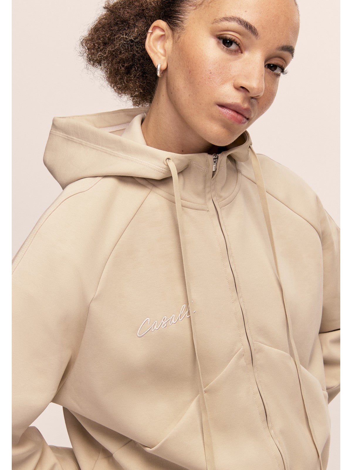 Kurtka damska CASALL Aria Zip Hoodie Jacket kolor beżowy