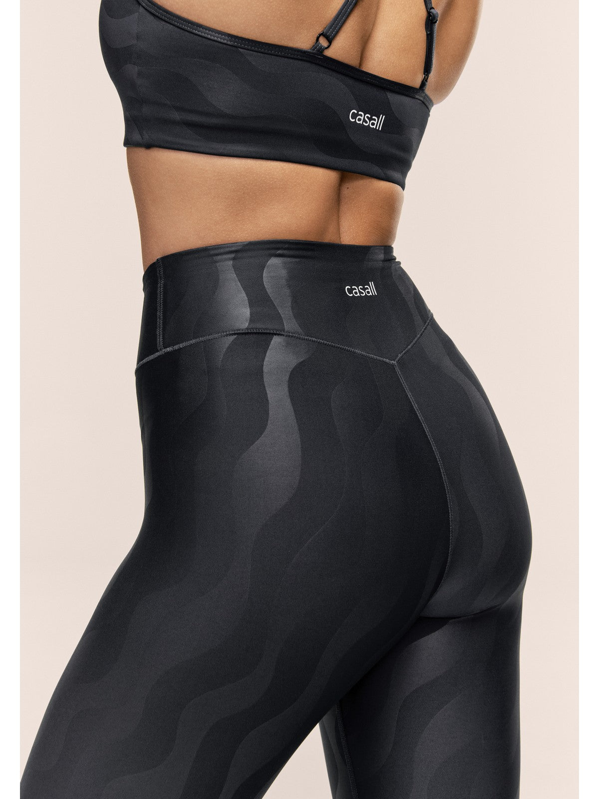 Stanik sportowy CASALL Sleek Strappy Sports Bra Printed kolor czarny
