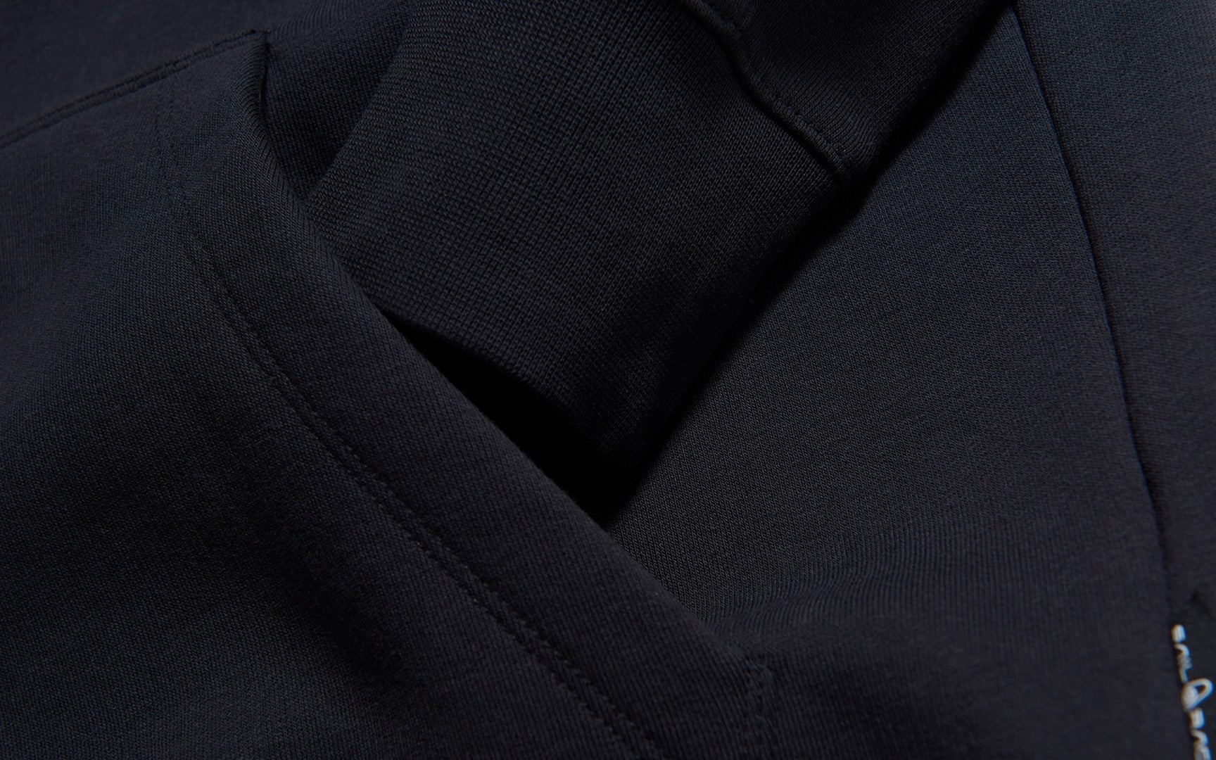 Bluza kangurka Sail Racing BOWMAN LOGO HOOO czarna