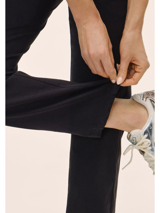 Spodnie damskie CASALL Daily Woven Pant kolor czarny
