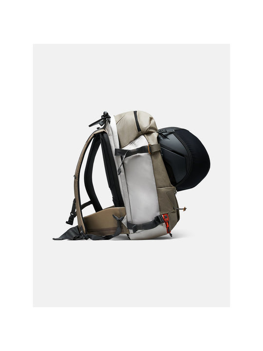 Plecak PEAK PERFORMANCE Vertical Ski Backpack 20L beżowy
