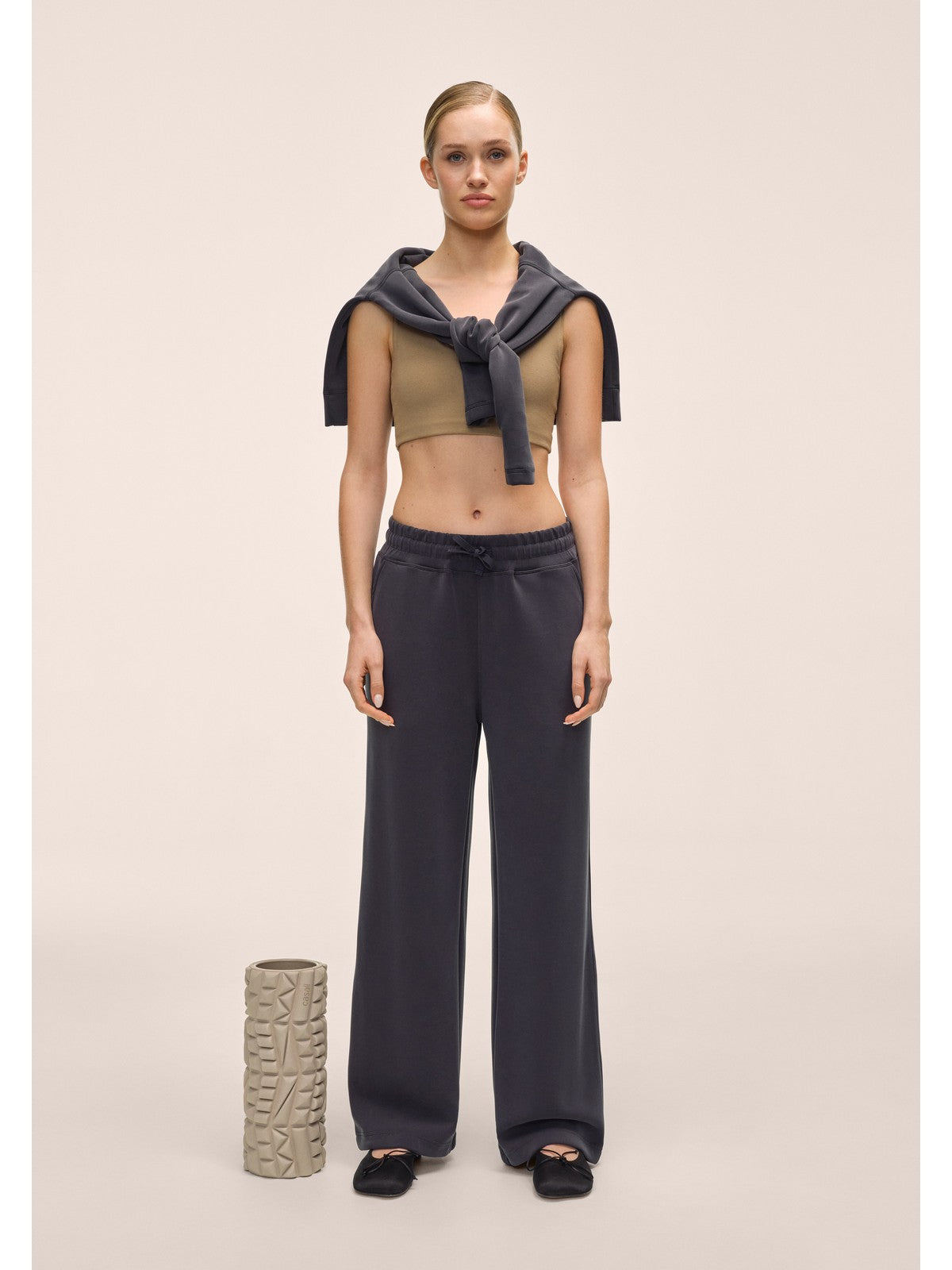 Spodnie CASALL Peachy Straight Leg Jogger czarny
