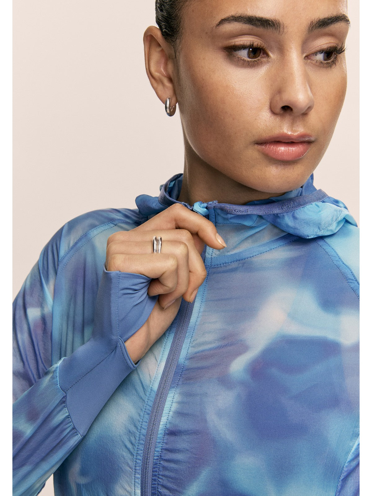 Kurtka damska CASALL Breeze Printed Running Jacket kolor granatowy