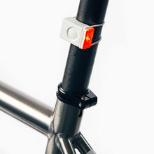 Lampka rowerowa BOOKMAN Block Light Rear 18lm biały
