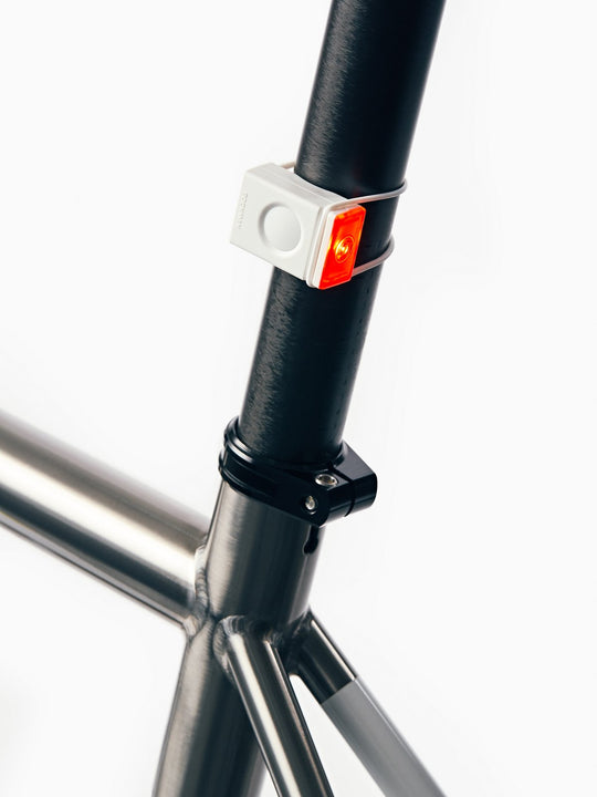 Lampka rowerowa BOOKMAN Block Light Rear 18lm biały
