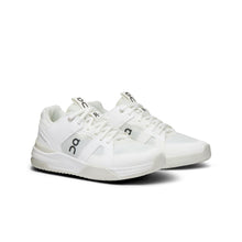 Buty do gry w tenisa damskie On THE ROGER Clubhouse Pro biały
