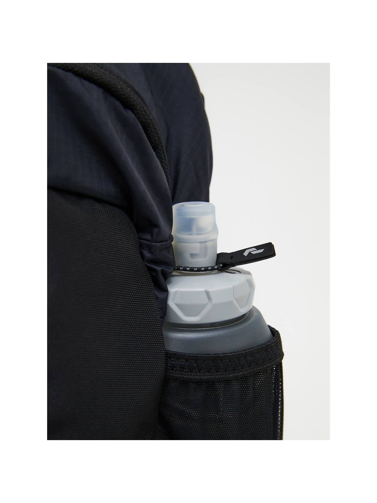 adventuresports nerka-peak-performance-outdoor-slingbag-g80780010-050 detail2