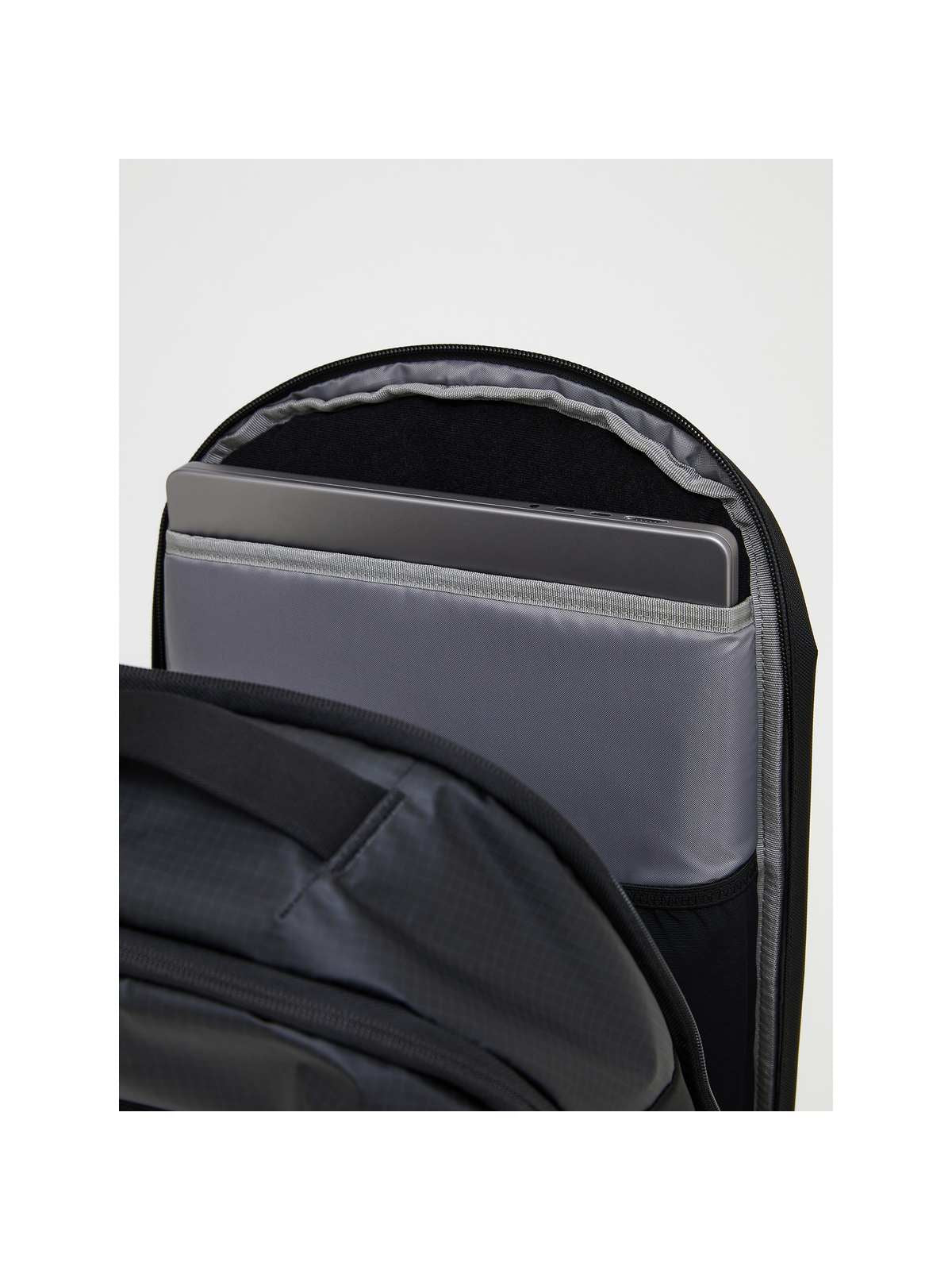 Plecak PEAK PERFORMANCE Commuter Backpack czarny