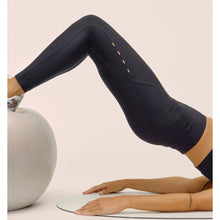 Legginsy damskie CASALL Twist Cut Out High Waist Tights kolor czarny
