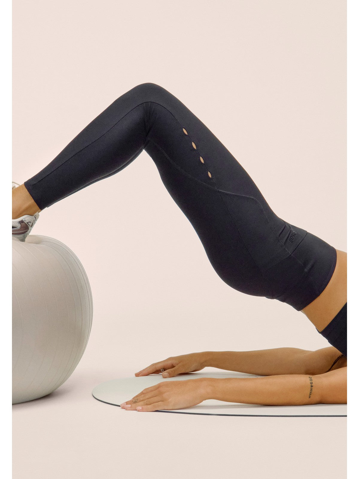 Legginsy damskie CASALL Twist Cut Out High Waist Tights kolor czarny