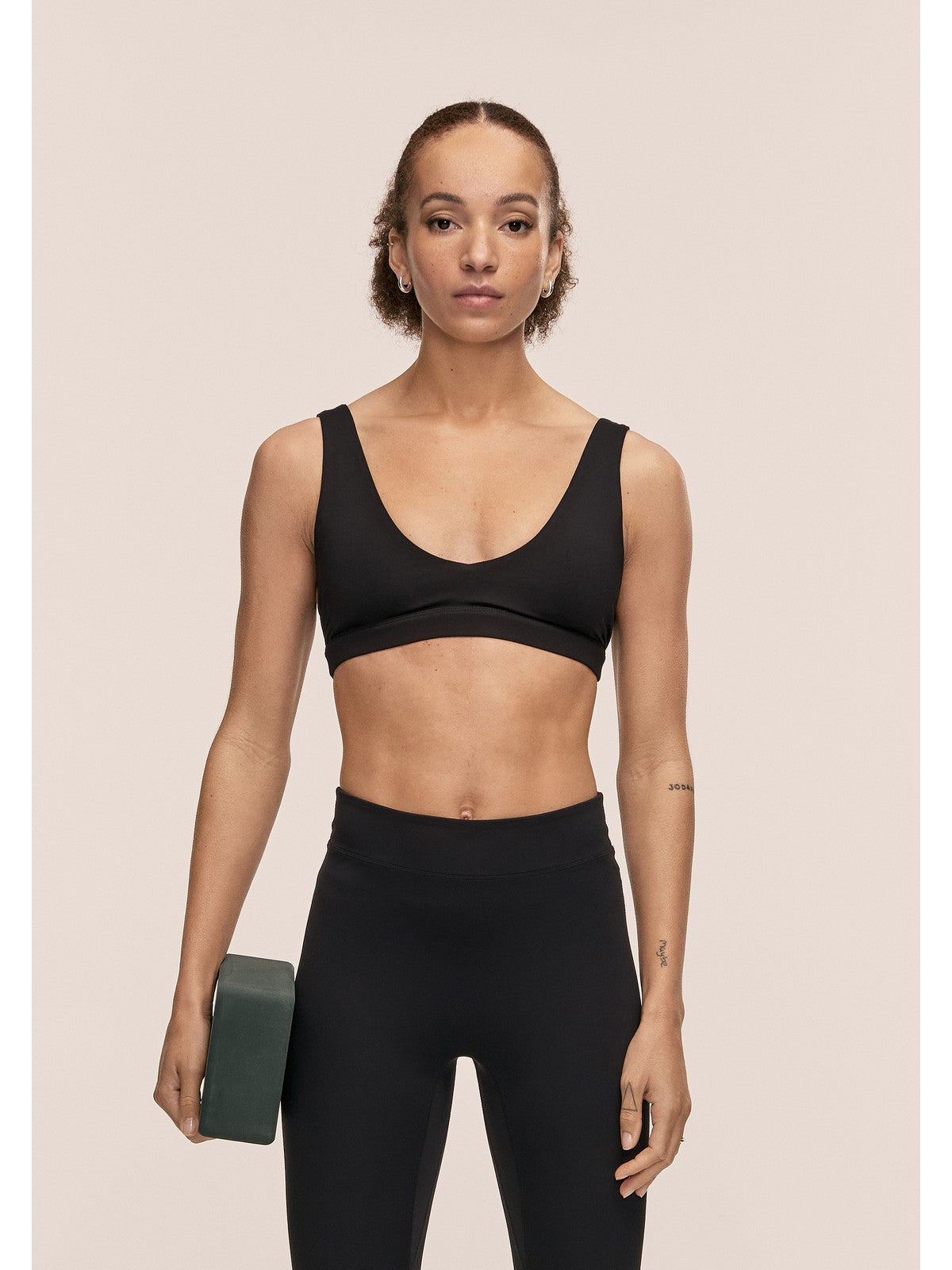 Stanik sportowy CASALL Soft Touch Padded Sports Bra kolor czarny