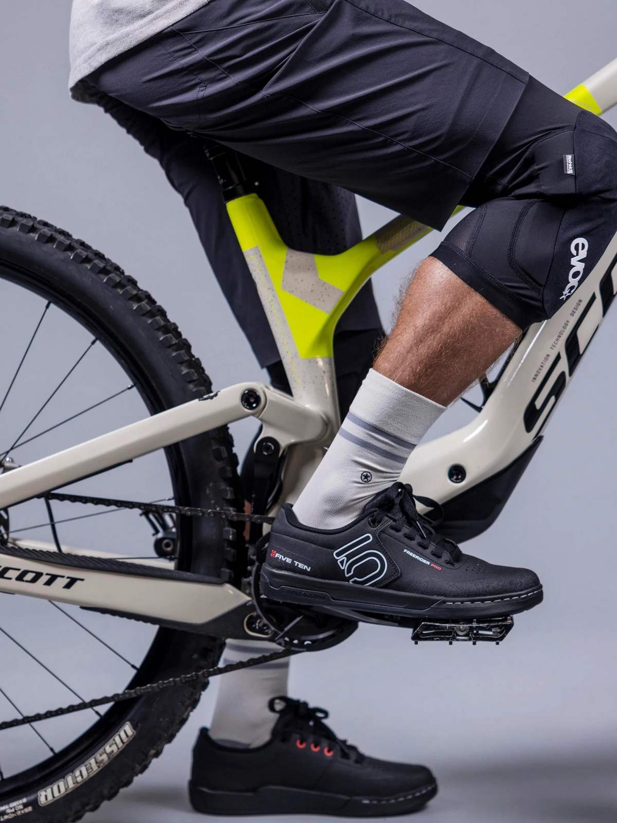 Ochraniacze na kolana EVOC Knee Protector Ls Flex Lite black