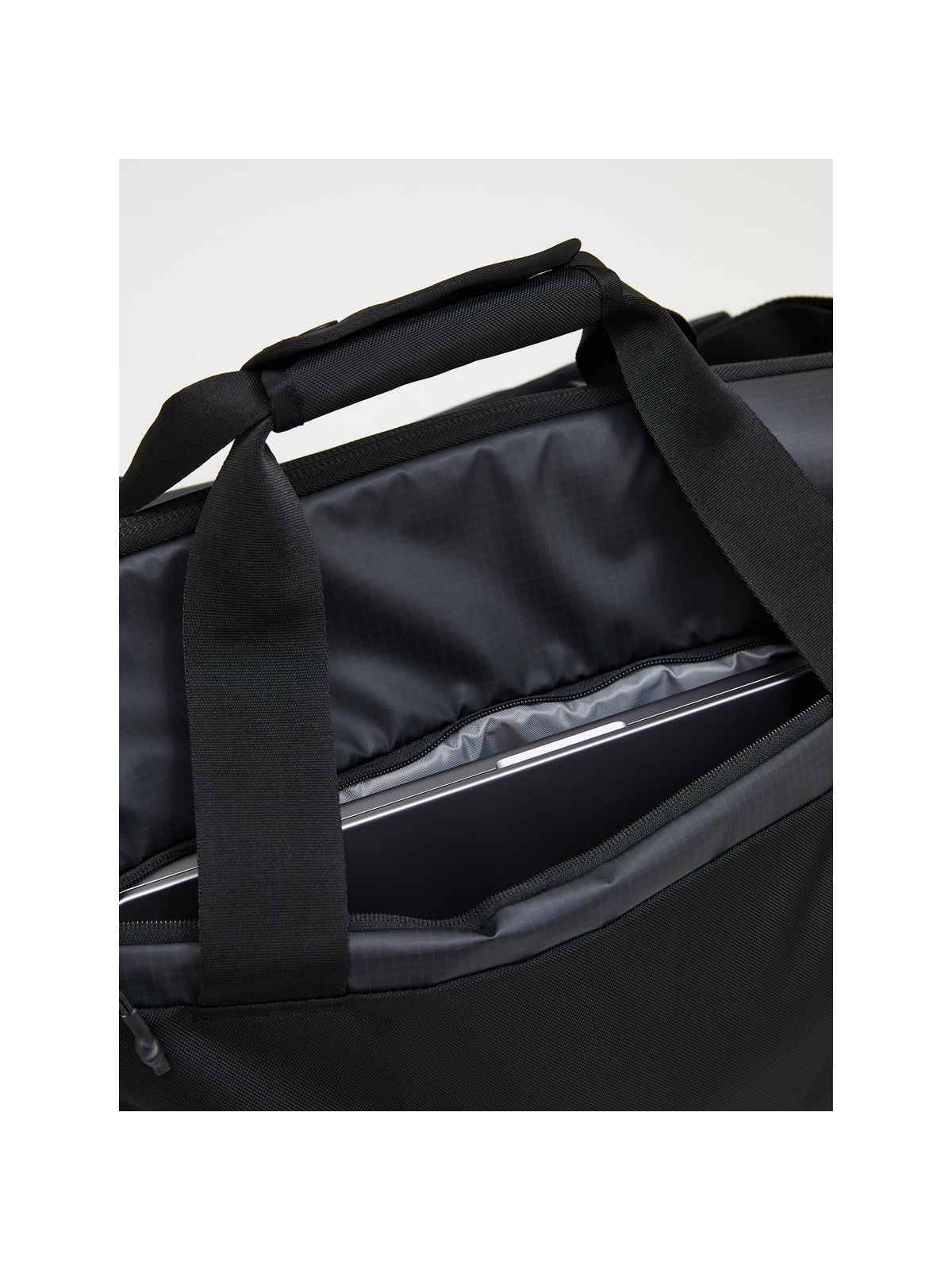 adventuresports torba-peak-performance-vertical-duffle-40l-g80428010-050 detail