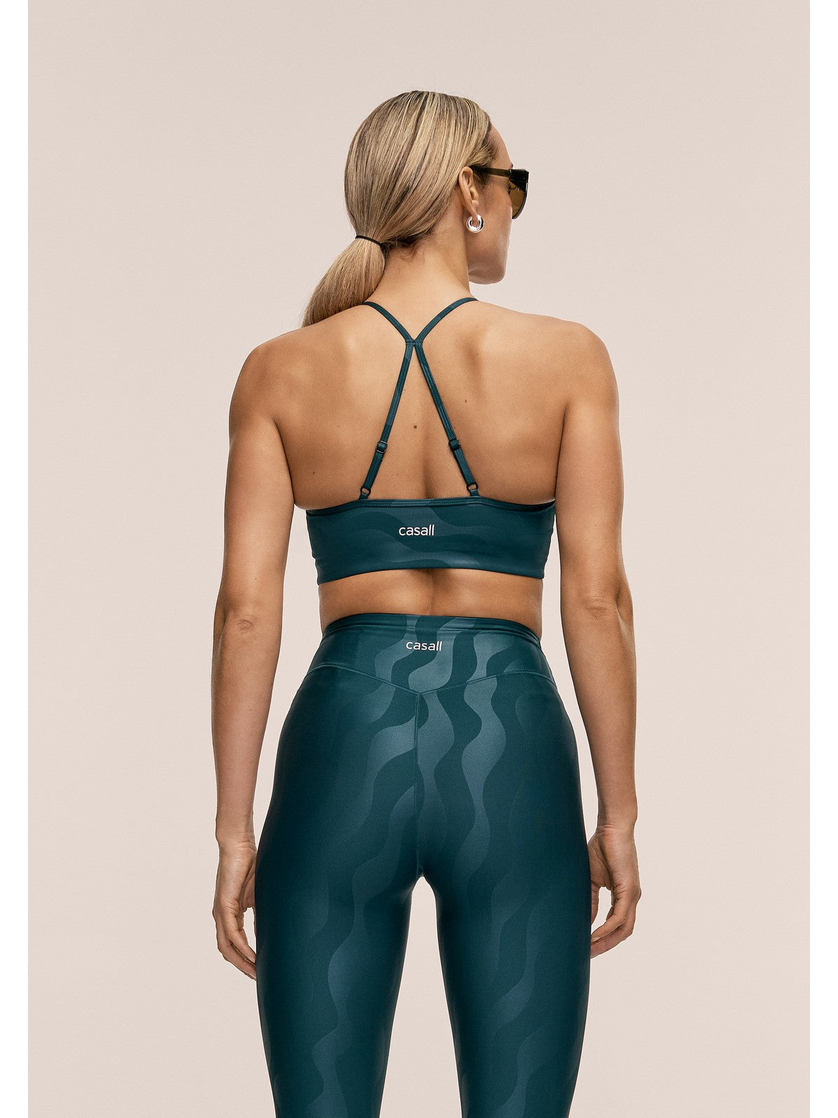 Stanik sportowy CASALL Sleek Strappy Sports Bra Printed kolor szary