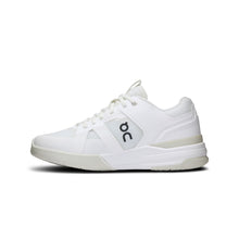 Buty do gry w tenisa damskie On THE ROGER Clubhouse Pro biały
