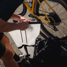 Torba rowerowa POC Ultra Saddle Bag 7L biała
