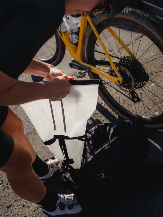 Torba rowerowa POC Ultra Saddle Bag 7L biała
