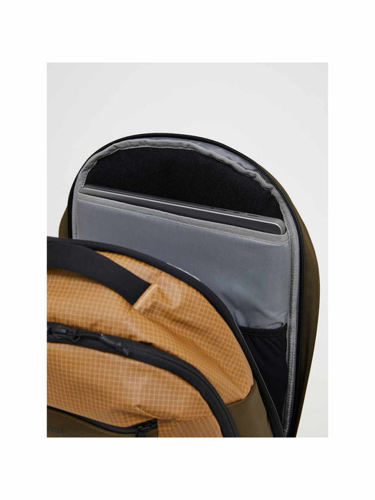 Plecak PEAK PERFORMANCE Commuter Backpack brązowy
