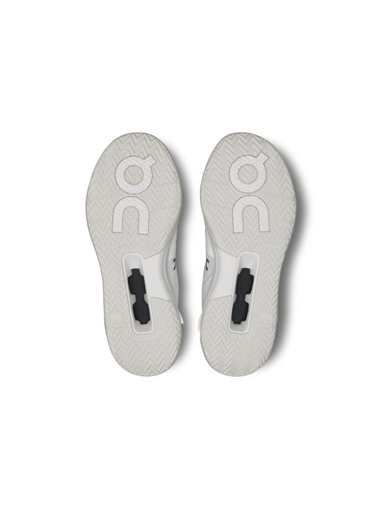 Buty do gry w tenisa damskie On THE ROGER Clubhouse Pro biały
