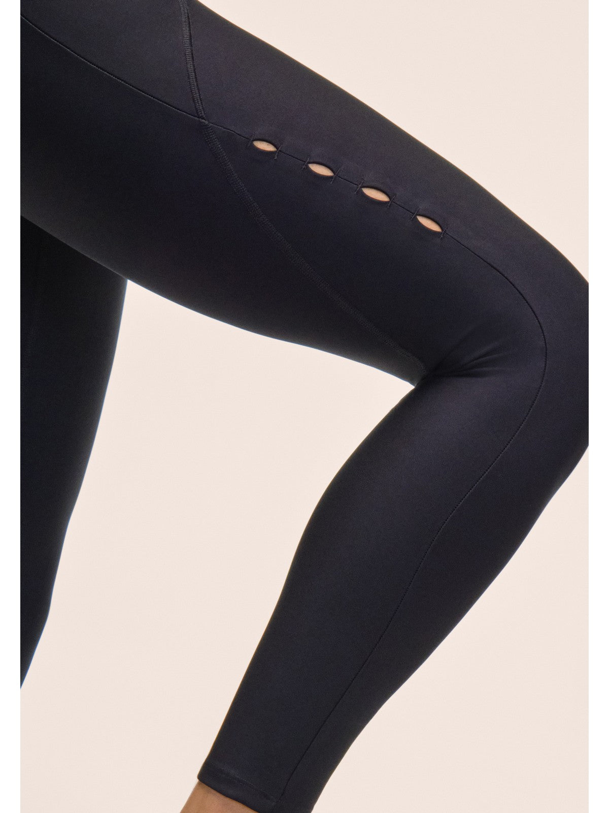 Legginsy damskie CASALL Twist Cut Out High Waist Tights kolor czarny