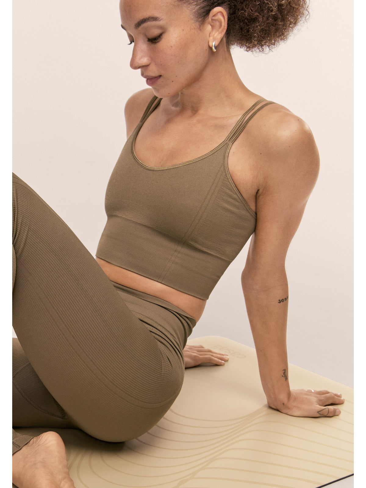 Top damski CASALL Shiny Seamless Rib Top kolor zielony