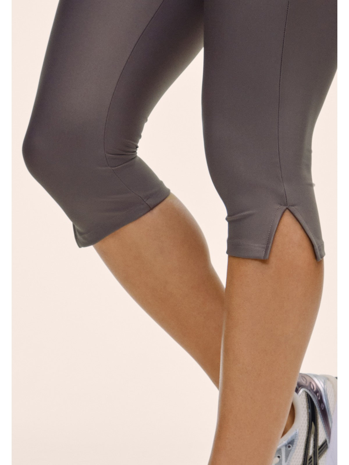 Legginsy treningowe damskie CASALL Capri Slit Regular Waist Tights kolor szary
