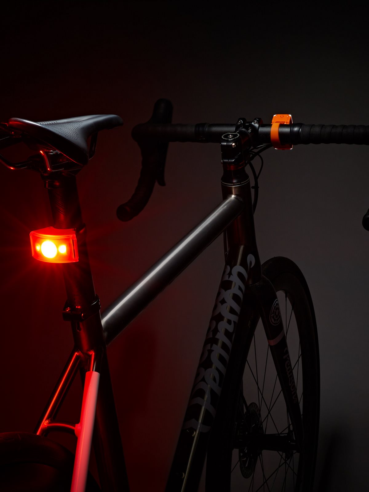 Lampka rowerowa BOOKMAN Curve Rear Light 37lm pomarańczowy