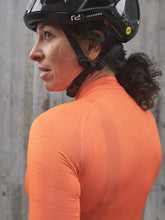 Koszulka rowerowa POC ESSENTIAL ROAD W&#39;s - pomarańczowy

